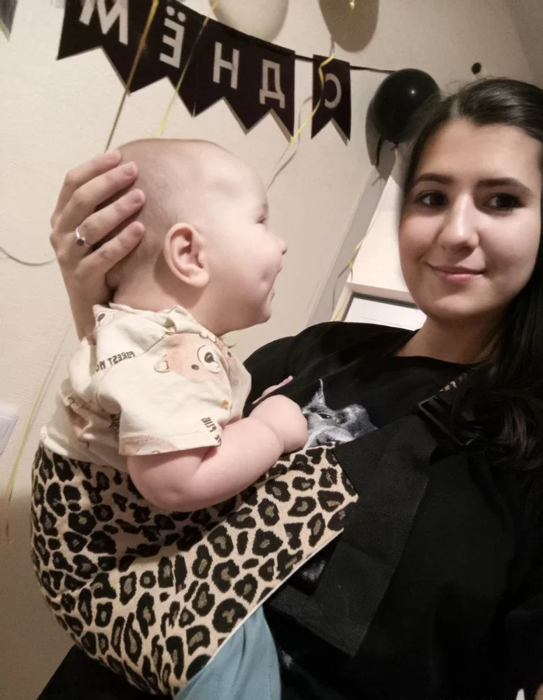 Mãe e bebê com carregador de estampa de oncinha
