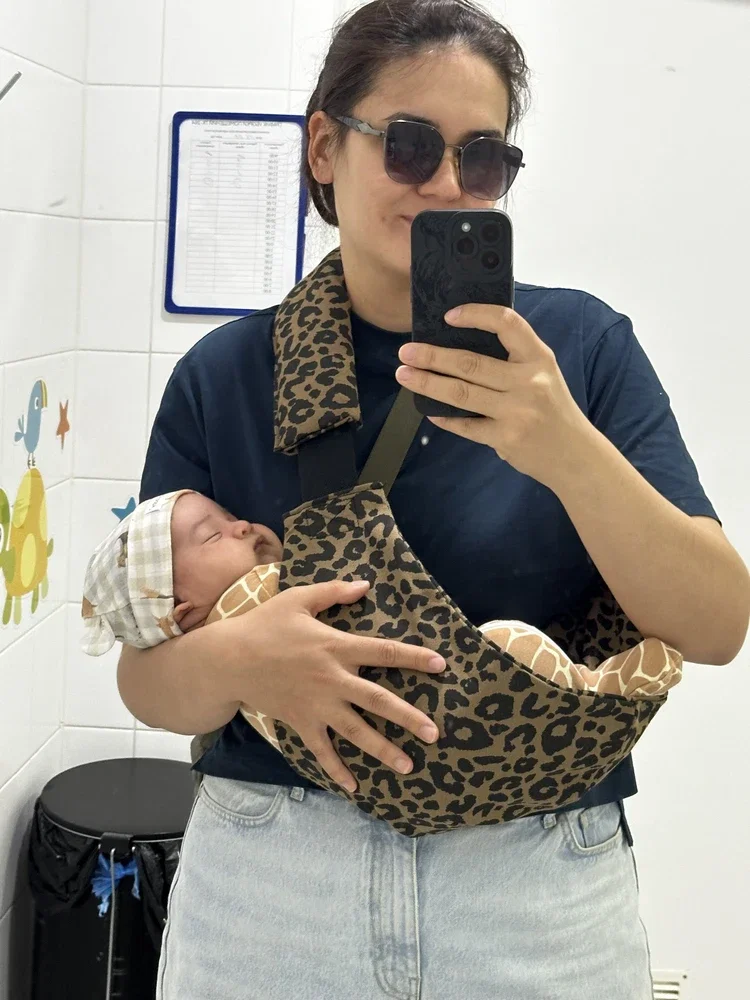 Foto no espelho com bebê no carregador