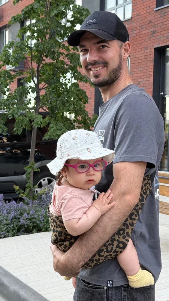 Pai com bebê no colo durante um passeio