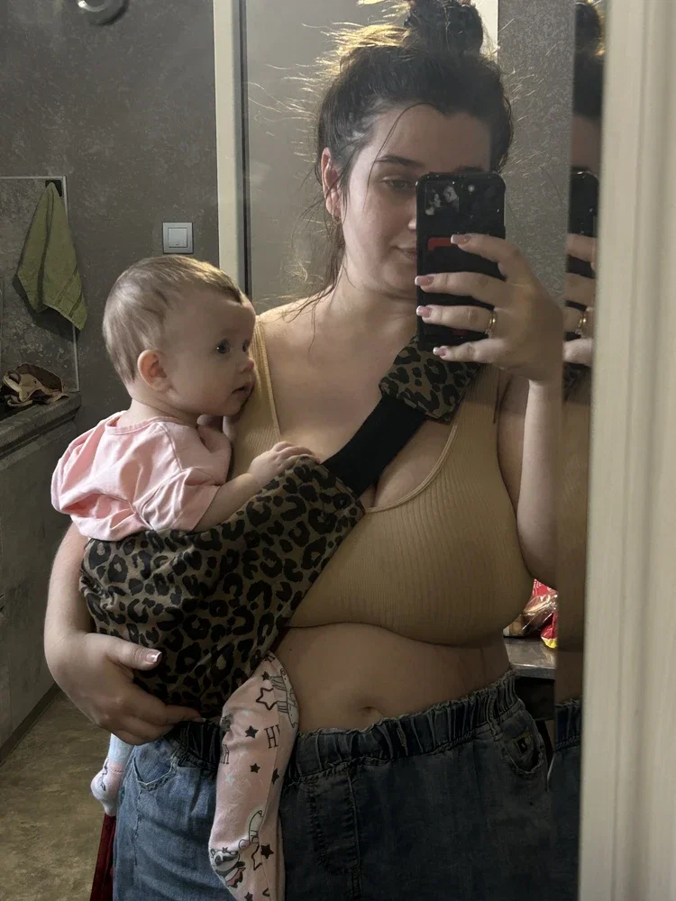 Mãe com bebê junto ao colo